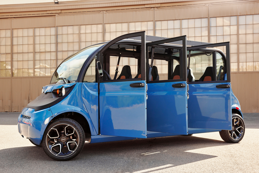 electric shuttle GEM e6 with doors for each passenger