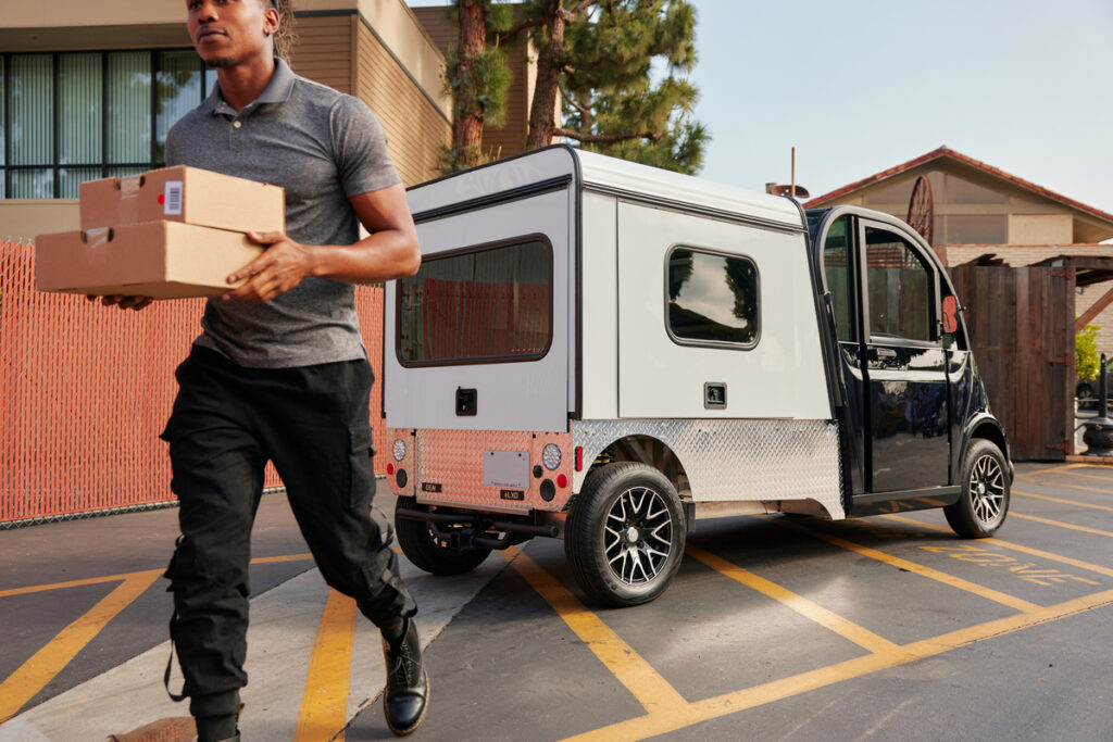 GEM-eLXD-MY24-lifestyle-delivery-person-with-boxes-lbox